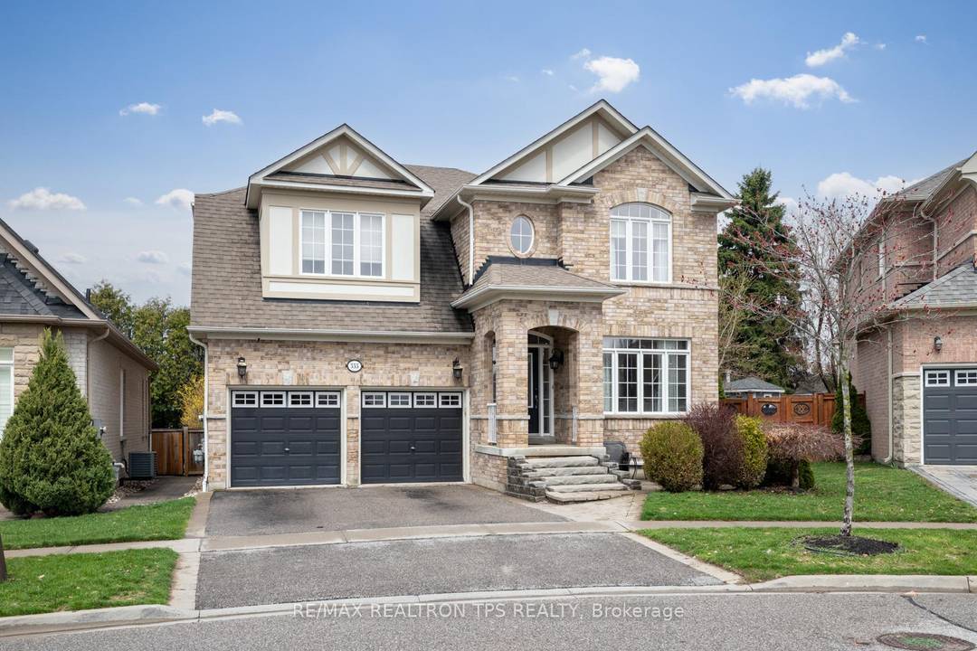 Beautifully appointed and meticulously maintained, this Marshall built detached 2 storey home offers over 3, 000 sq.