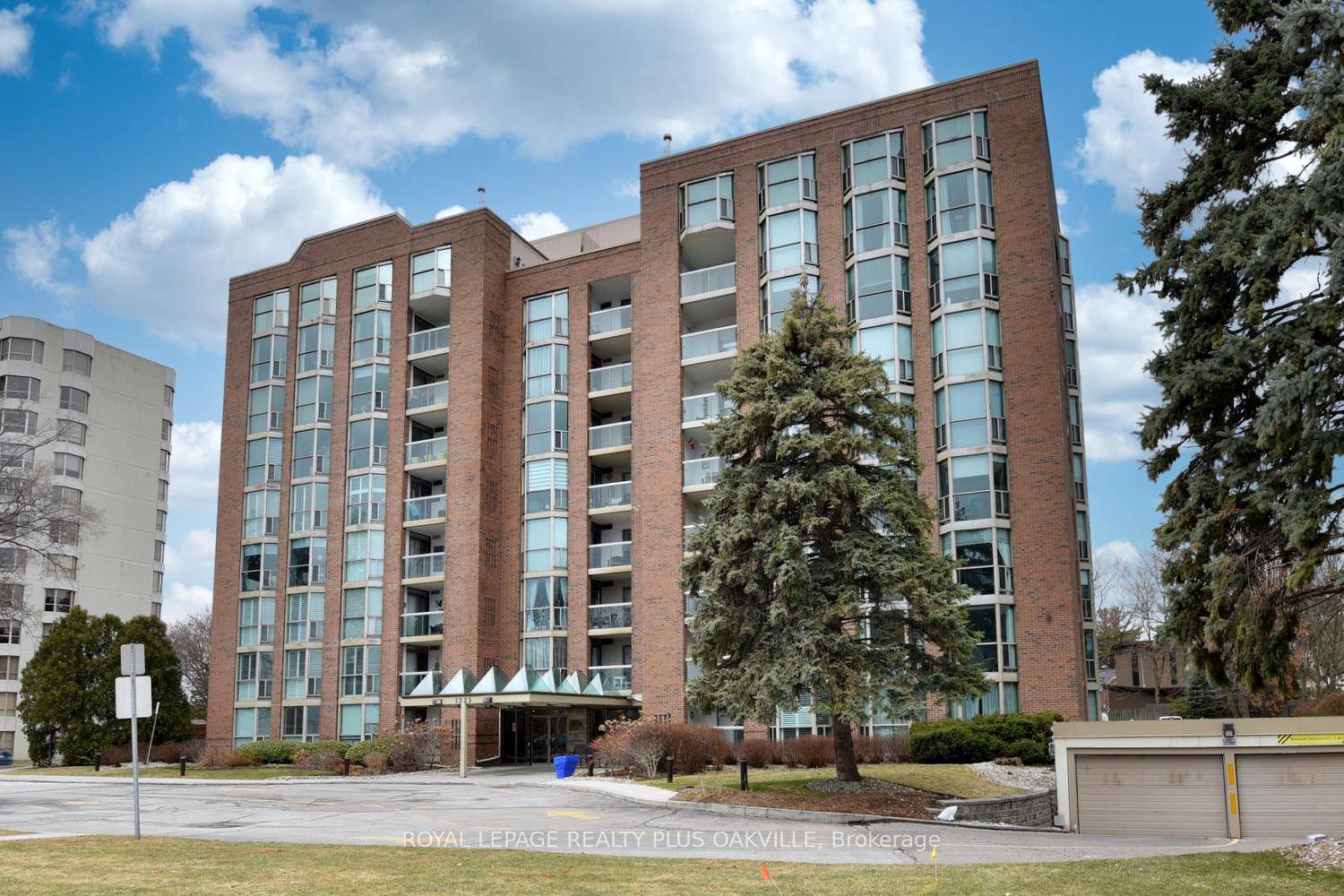 Welcome to this stunning 1 bedroom plus DEN condo, offering 910 sq.