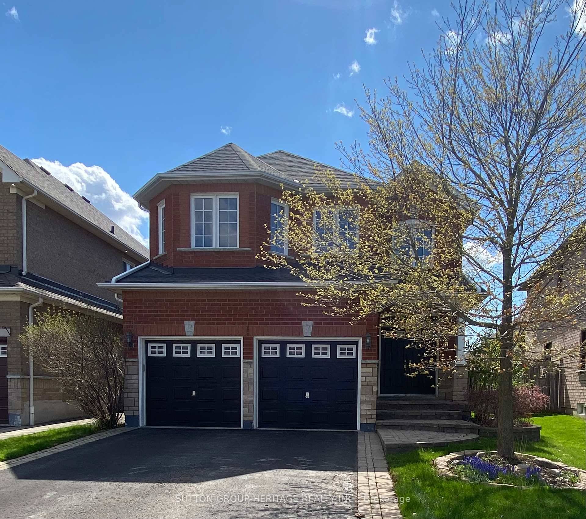 Welcome to 34 Ball Crescent, Whitby located in the sought after Williamsburg community.