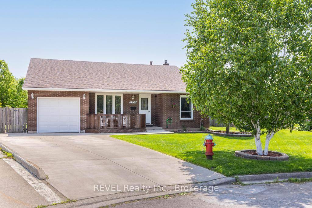 Welcome to 6556 Echo Circle, Niagara Falls, a cherished family home that has been lovingly owned by the same family for over 20 years.