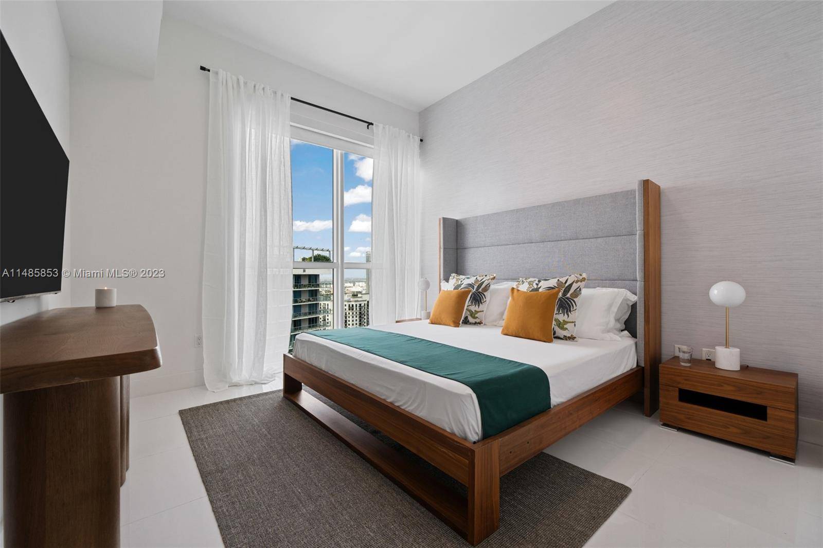 STUNNING FULLY FURNISHED 1 BED, 1 BATH PLUS DEN LOWER PH AT THE BOND.