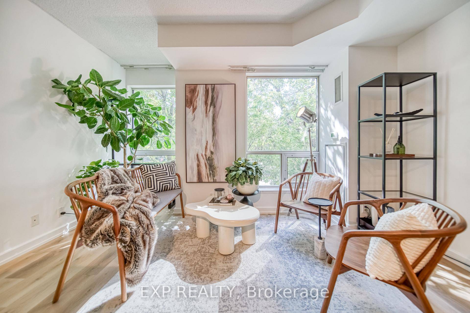 Welcome to Soho Metropolitan Residences at 350 Wellington St W a boutique 5 storey, 136 unitbuilding in the heart of Toronto's Entertainment District.