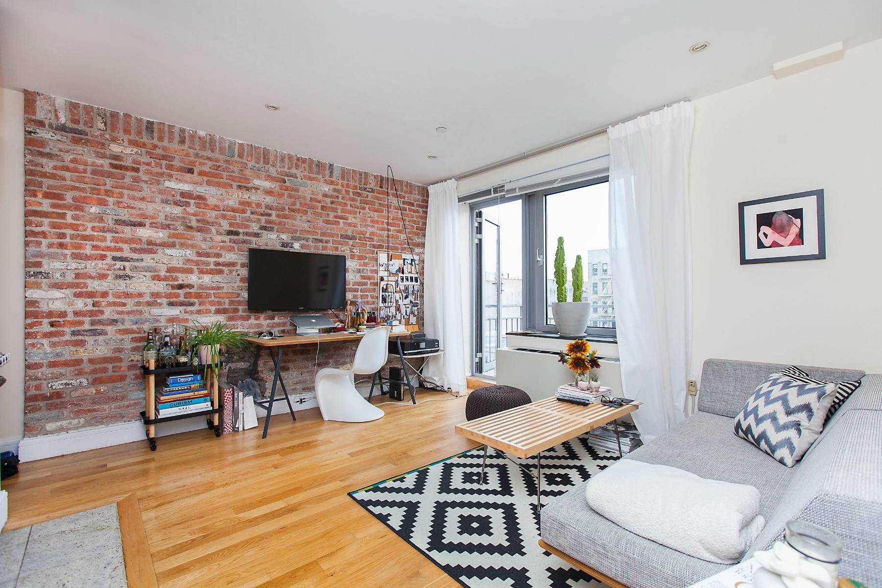 Ready for 9 4 move in. Great one bedroom apartment with large private balcony !