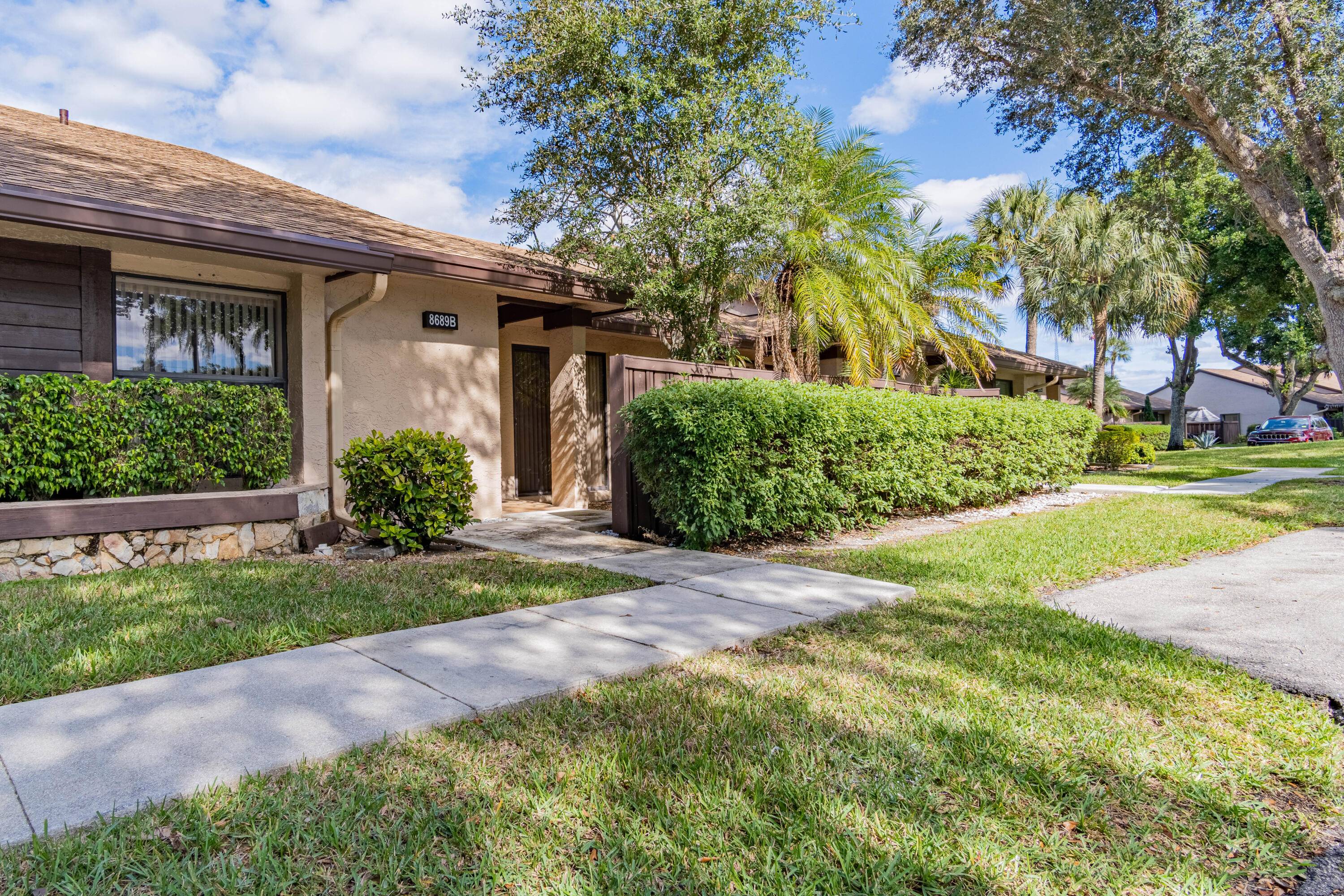 GORGEOUS WATER VIEWS FROM FAMILY RM, DINING RM, KITCHEN, MASTER BDRM AND AIR CONDITIONED FLORIDA ROOM.