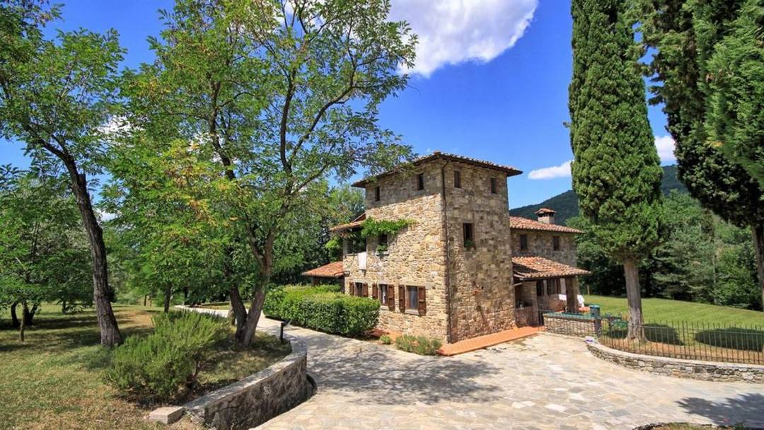 Property with 3 independent units with 9 bedrooms and 12 bathrooms, swimming pool and 18 ha of land for sale in Tuscany.