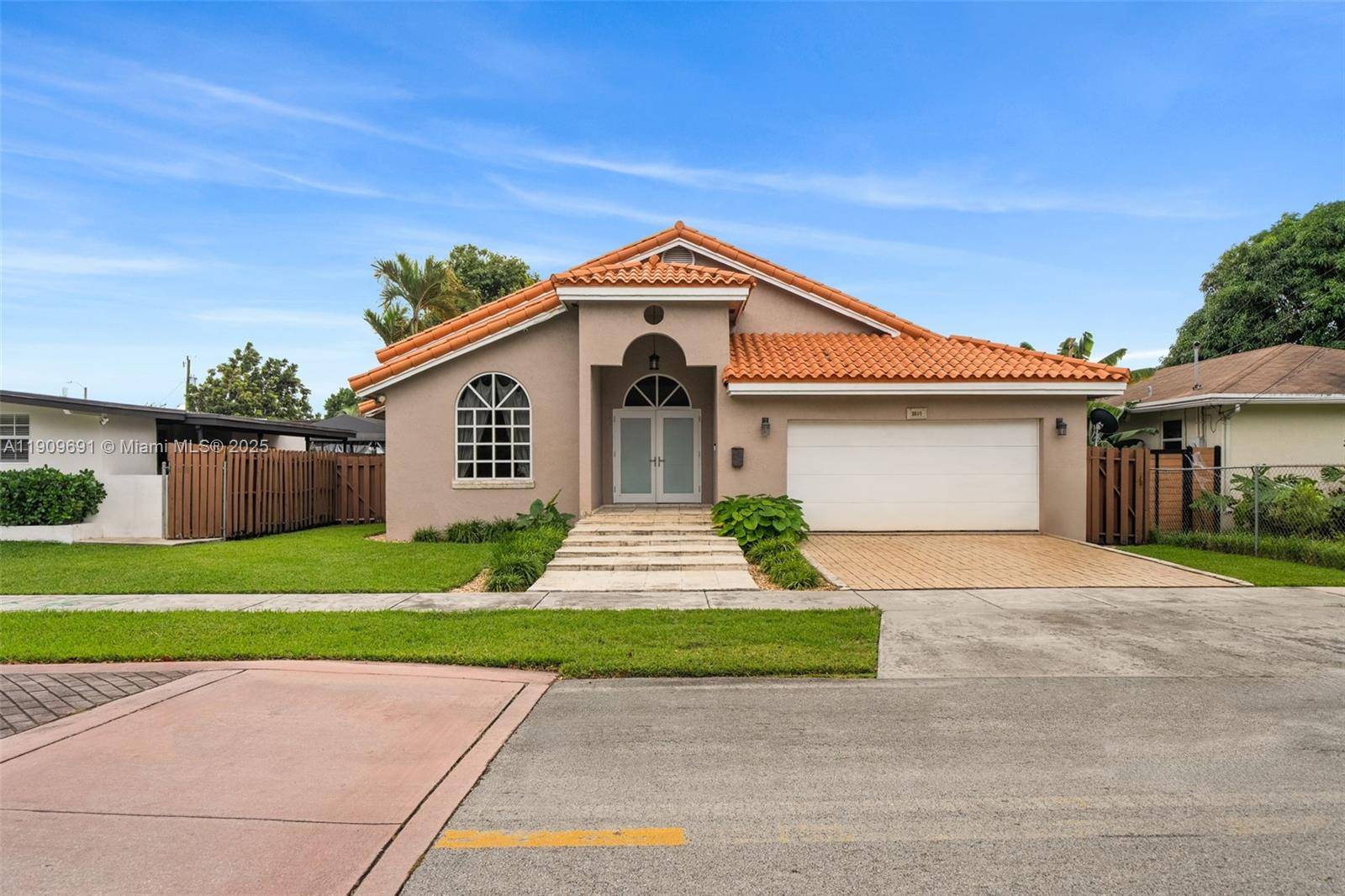 Beautiful 3 bed, 2 bath home with 2 car garage in the Eugenia Groves Park near Coral Gables !