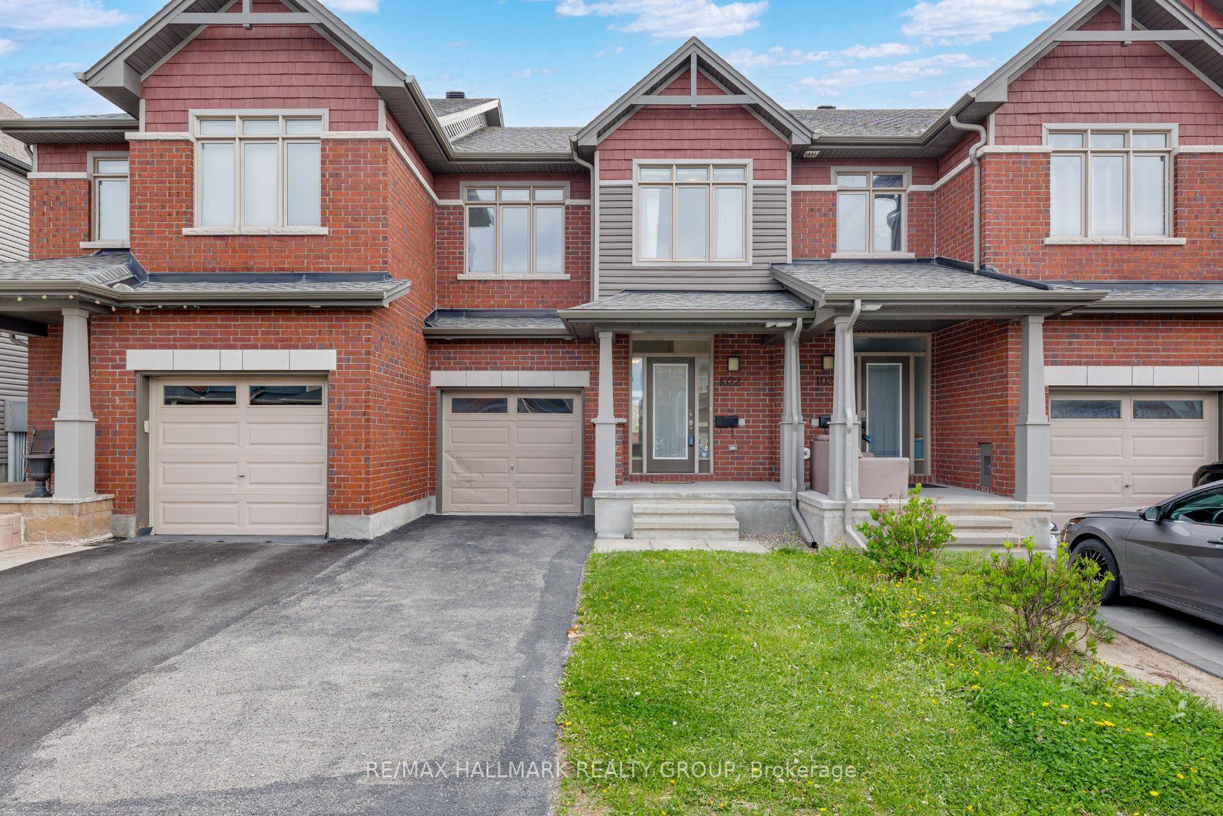 This move in ready townhome is located in North Barrhaven, steps to Hibiscus Park, Havencrest Woods Park, many amenities such as Costco, State and Main, public transit, schools, shopping, and ...