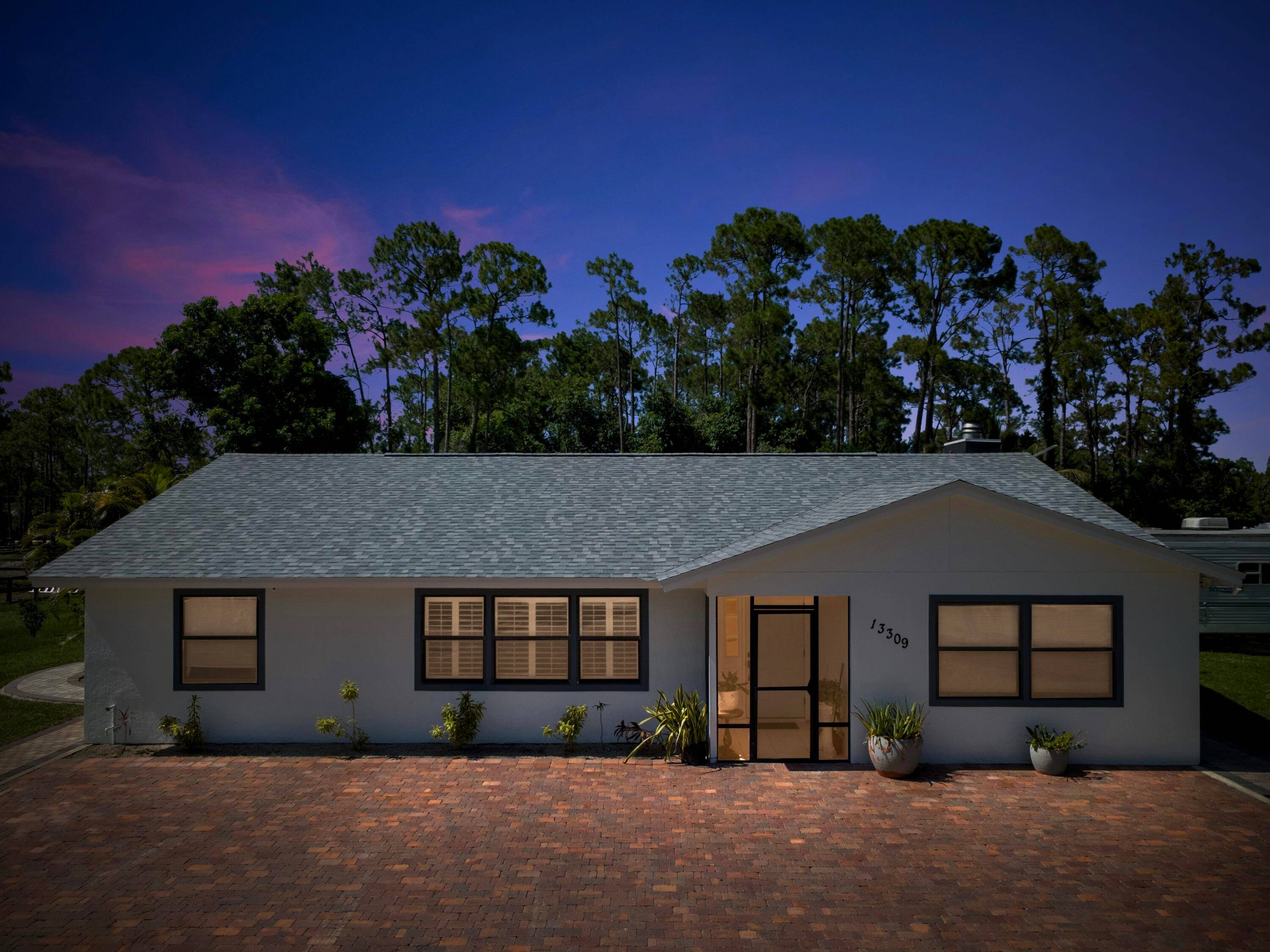 Welcome to this wonderful family home featuring 3 bedrooms and 2 bathrooms, designed for comfort and peace of mind.