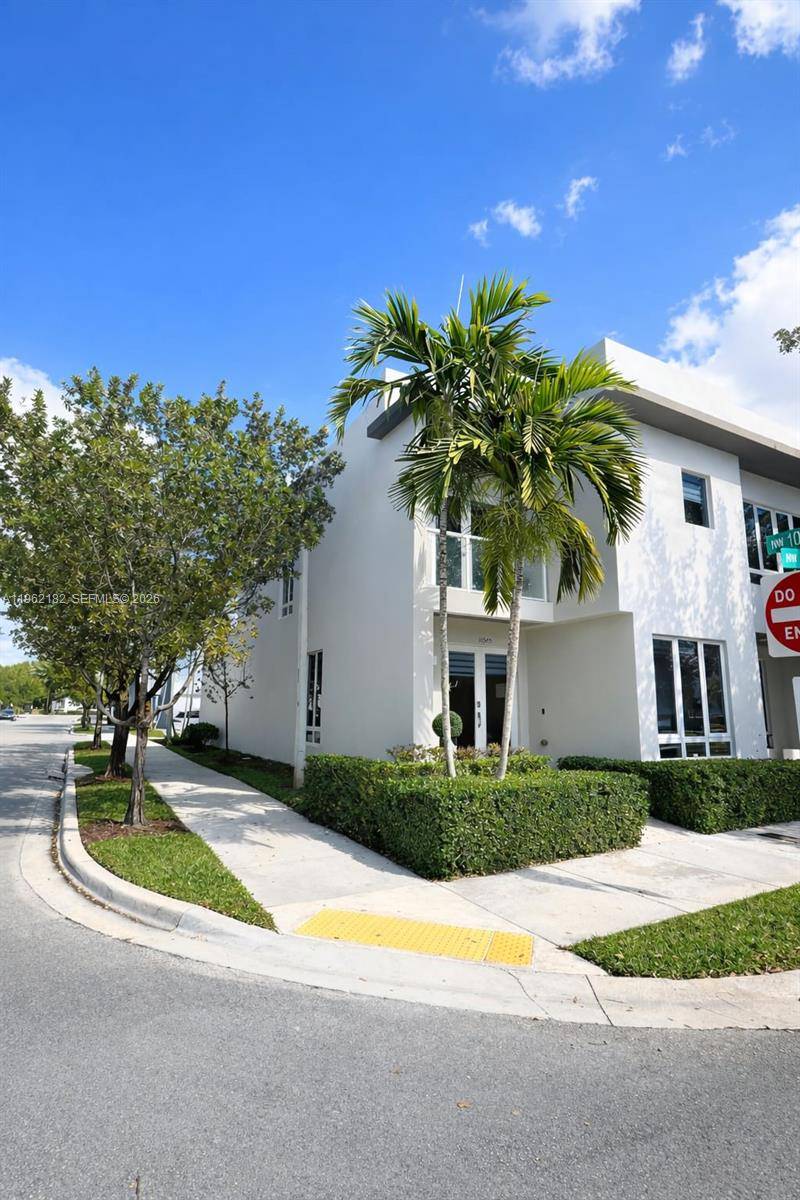 Beautiful modern townhouse Corner unit in Landmark at Doral with excellent privacy, natural light, and a prime location within the community.
