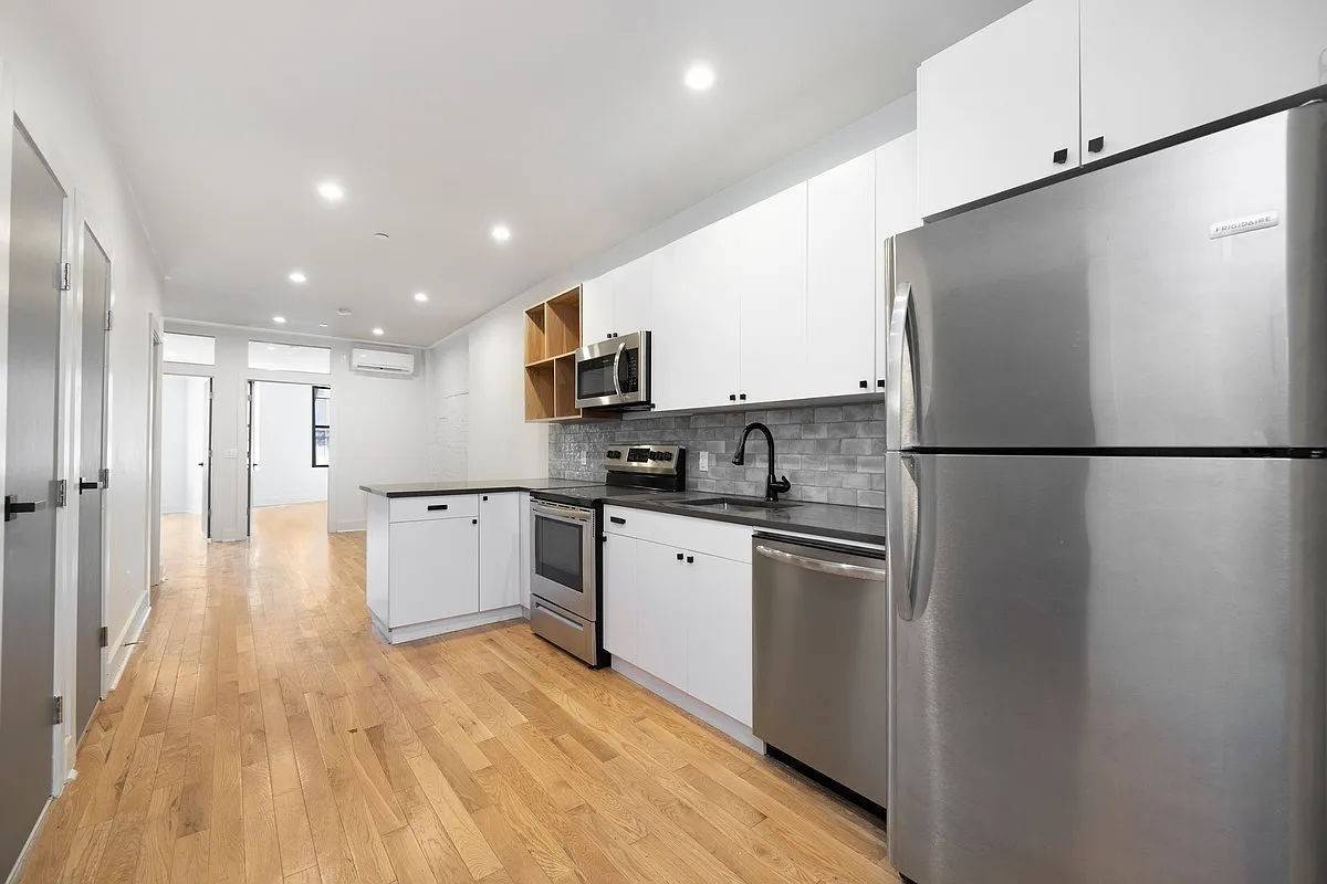 Welcome to 356 Bowery ! We are delighted to present this stunning apartment in the heart of Bowery.