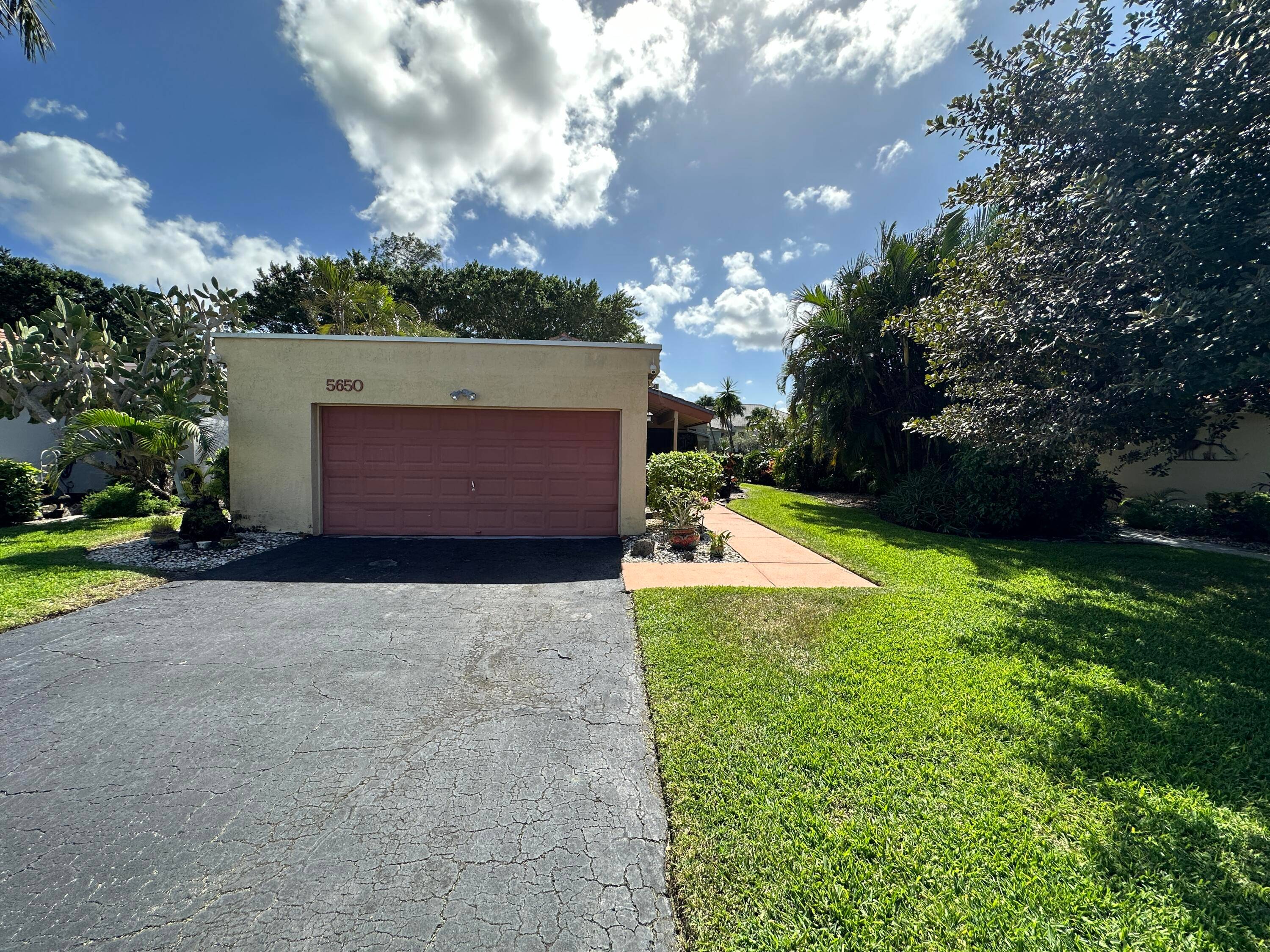 WELCOME HOME ! ! TO THIS BEAUTIFUL, WELL MAINTAINED, 2 BED, 2 BATH, 2 CAR HOME W GOLF WATER VIEW IN THE POPULAR INDIAN SPRING COMMUNITY.