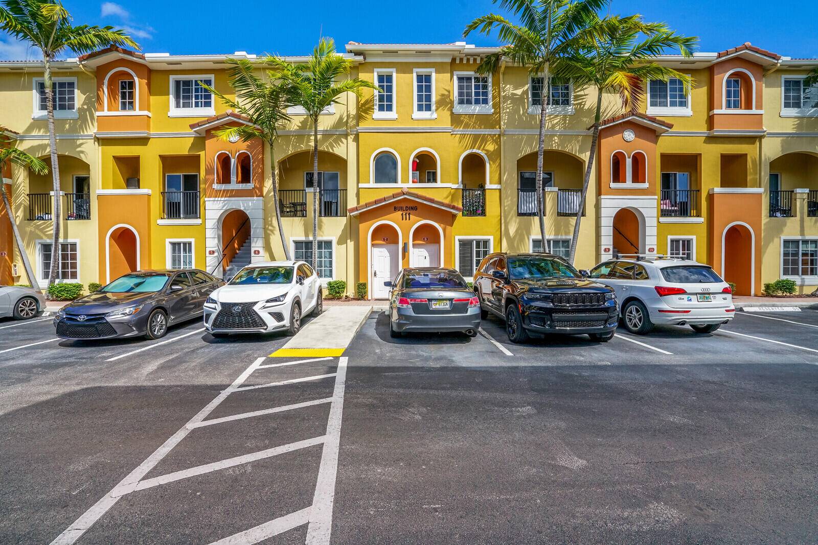 Well Kept unit in gated community of Highland park.