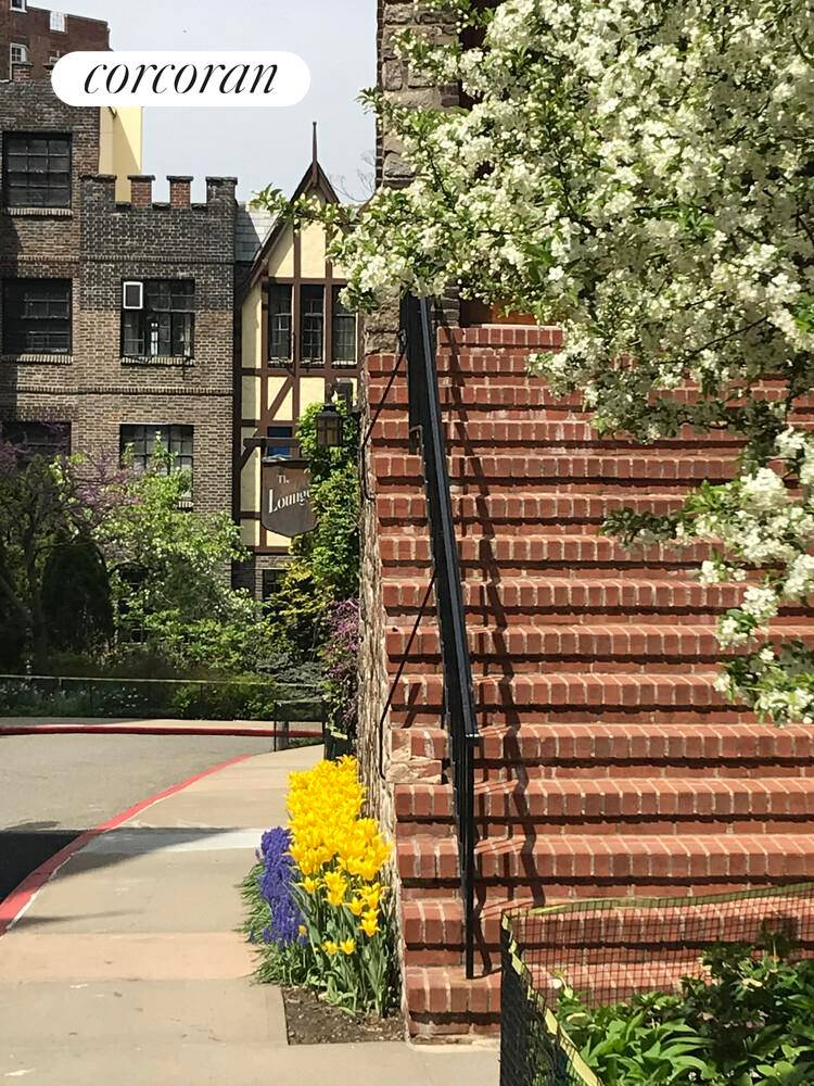 Available for the first time in over 2 decades coveted 5 room line in much sought after Hudson View Gardens.