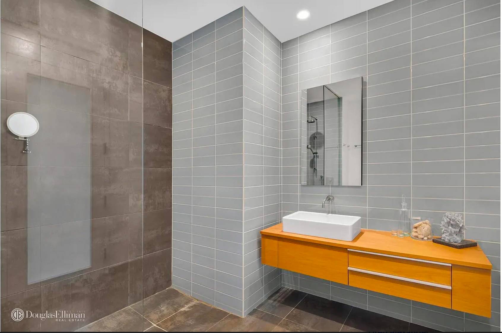Welcome to Loft 25, a premier condominium residence located at 420 West 25th Street in the vibrant West Chelsea Art District.