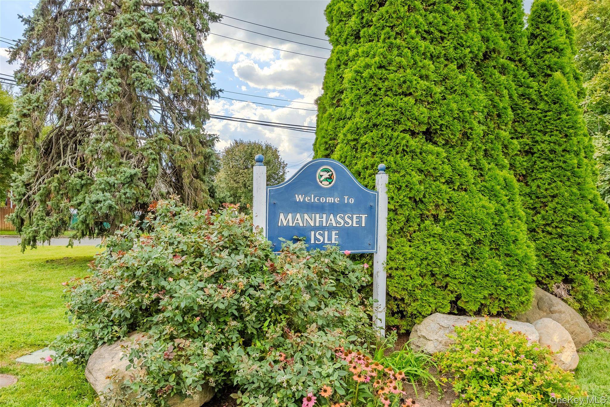 Amazing Townhouse In Excellent Condition, in the heart of Manhasset Isle.