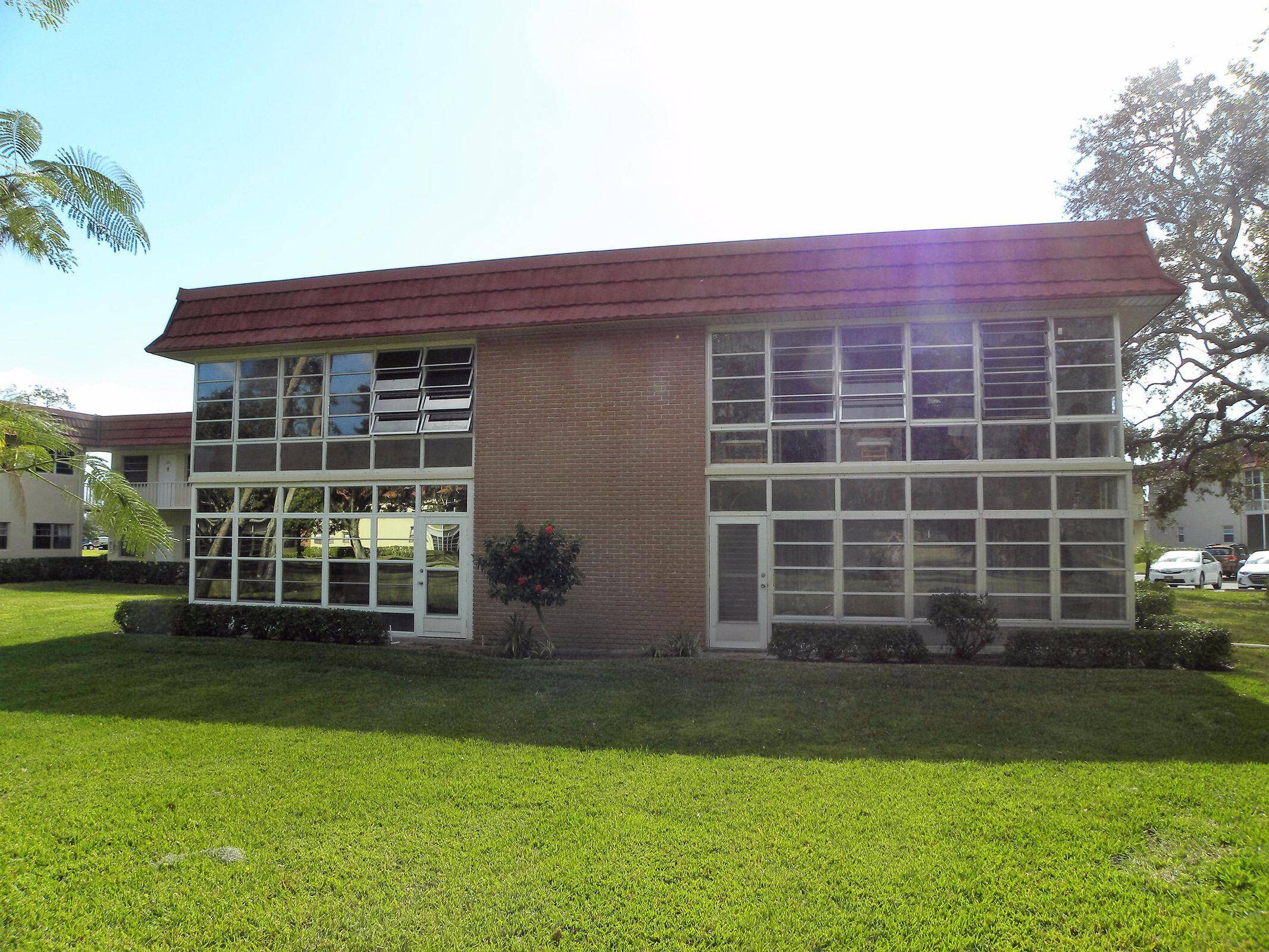 Beautifully maintained golf view property centrally located close to beaches, walking trails and lots of shopping stores in the area.
