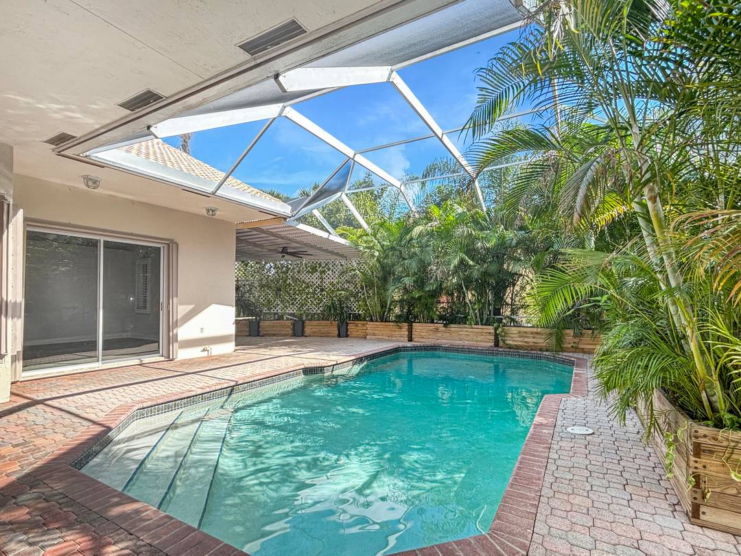 4BR 3BA Single Family Home with Pool in Siena Oaks Palm Beach Gardens Beautiful 4 bed, 3 bath single family home in the Siena Oaks neighborhood of Palm Beach Gardens.