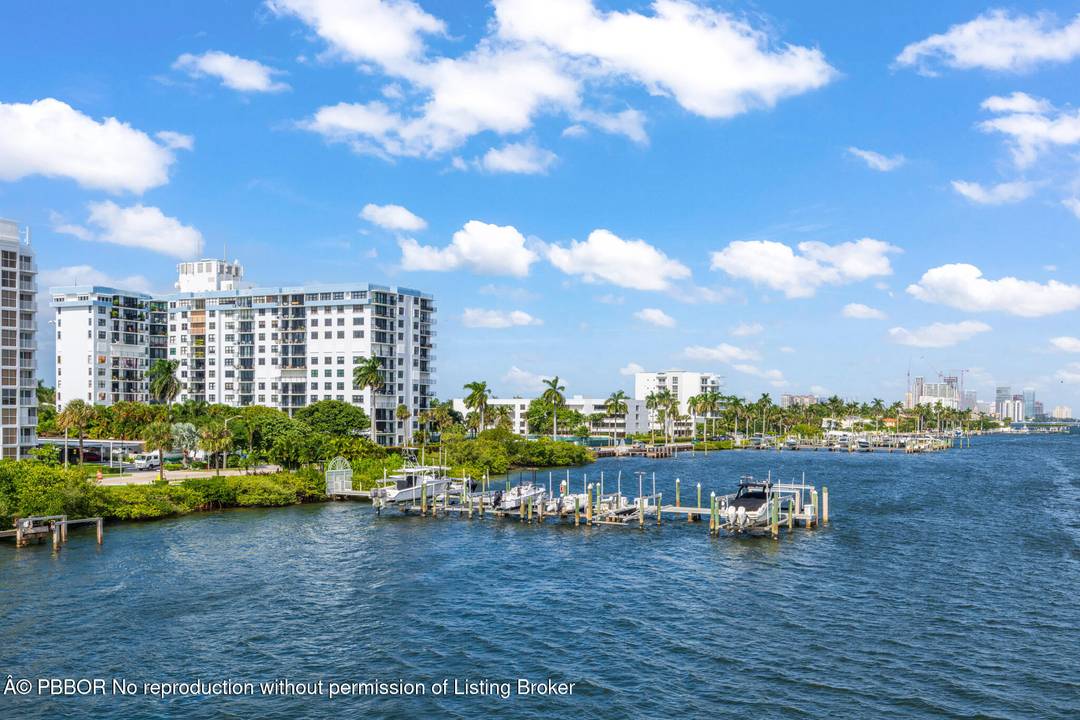 Prime location on the Intracoastal waterway close to everything, Portofino South is a desirable full service building with full time doormen, manager and lovely large pool area for relaxing This ...