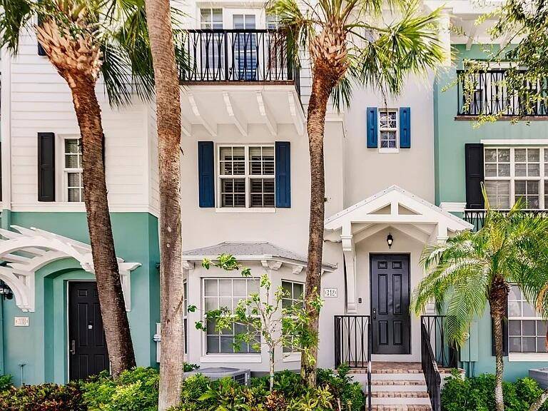Luxurious Delray Beach Townhouse with Newly Renovated Designer StyleJust listed be the first to enjoy this newly renovated townhouse exuding luxury designer style, located in the prestigious Mallory Square community, ...