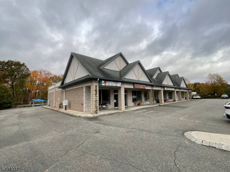 Prime Opportunity Well Maintained Mutli Building Commercial Plaza offers great visibility Building 1 12, 000 sqft Building 2 4, 000 Sq.