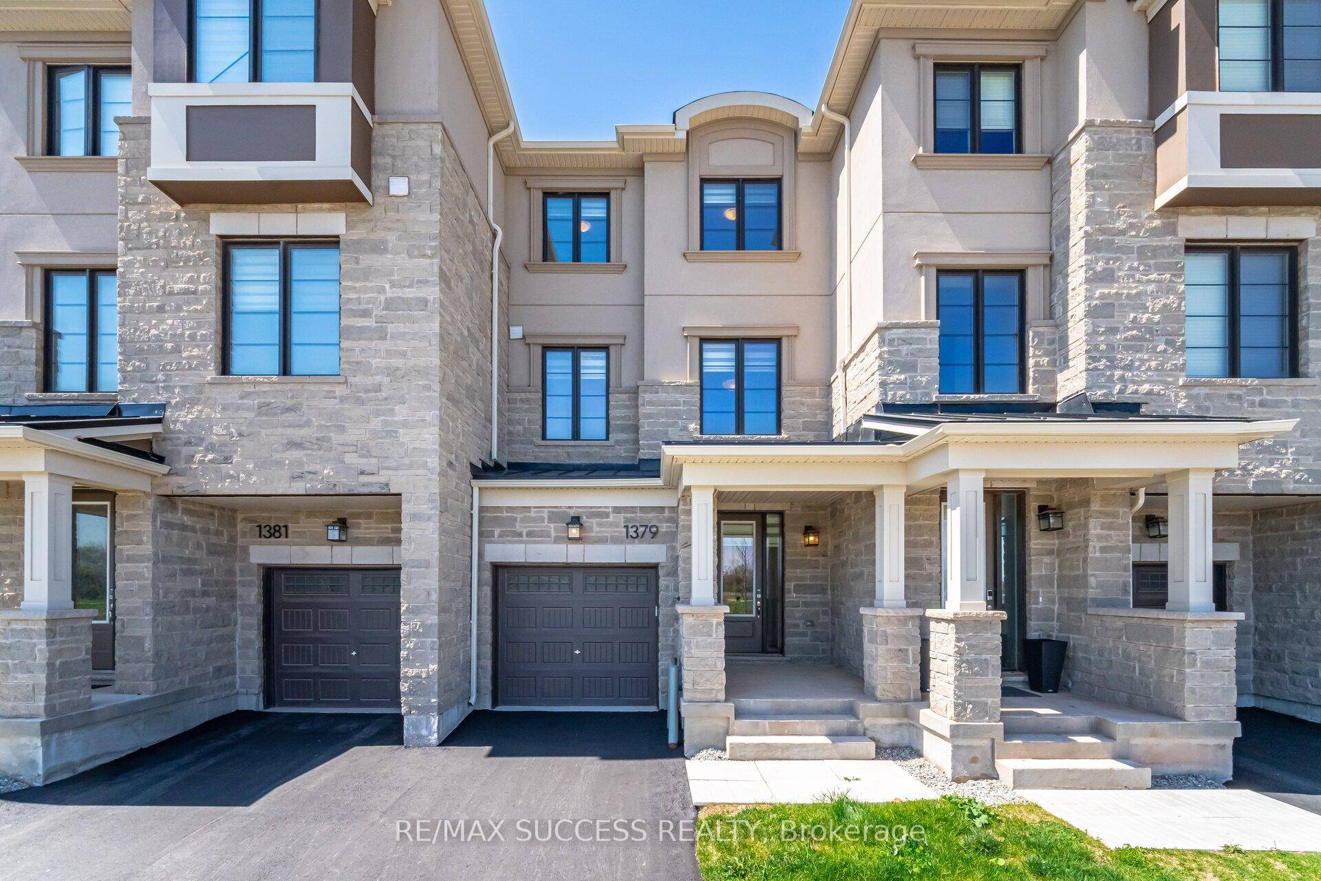 Exceptional amp ; Upscale New Build Freehold Townhouse in Prime Location in Northwest, Oakville Location !