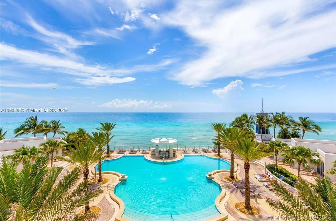 Stunning oceanfront residence on the 27th floor offering breathtaking views of the Ocean.