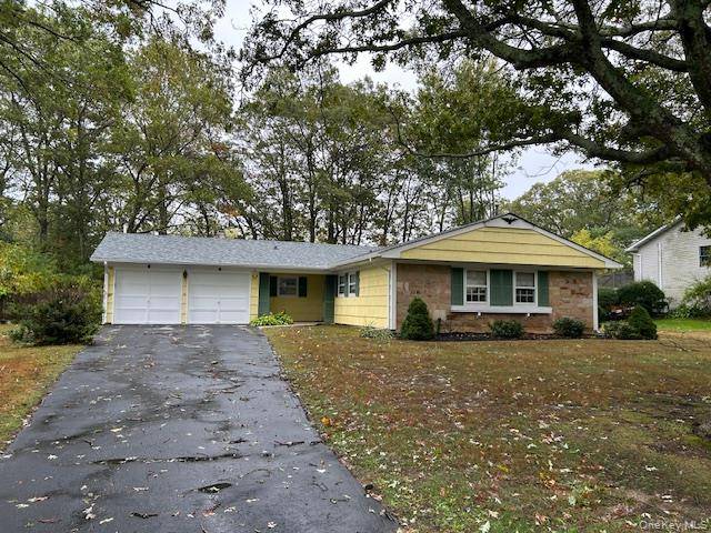 Coram Levitt W Section highlighting a Buckingham Model with 2 Car garage.