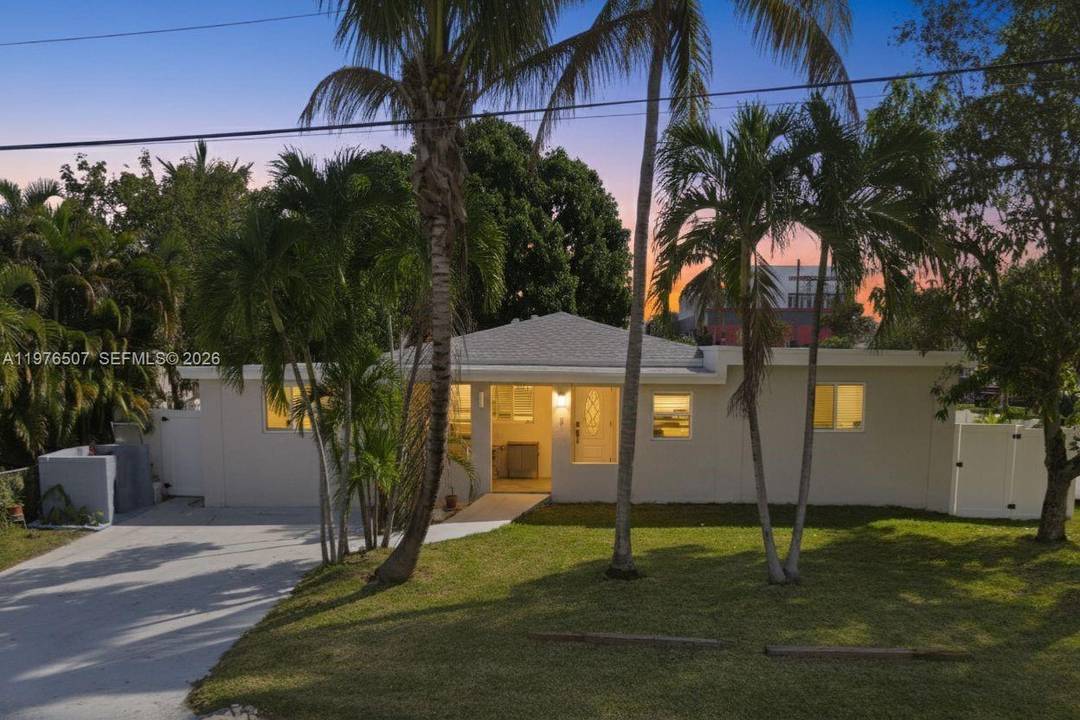 SELLER FINANCING ! ! Fully renovated multi use property in the heart of Central Hollywood !