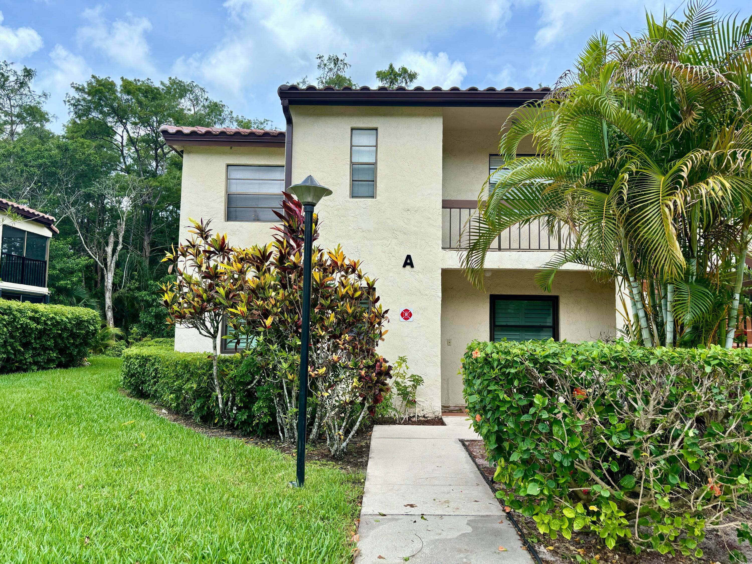 PRICE REDUCED. FANTASTIC FIRST FLOOR CORNER UNIT in THE GLADES OF BOCA LAGO.