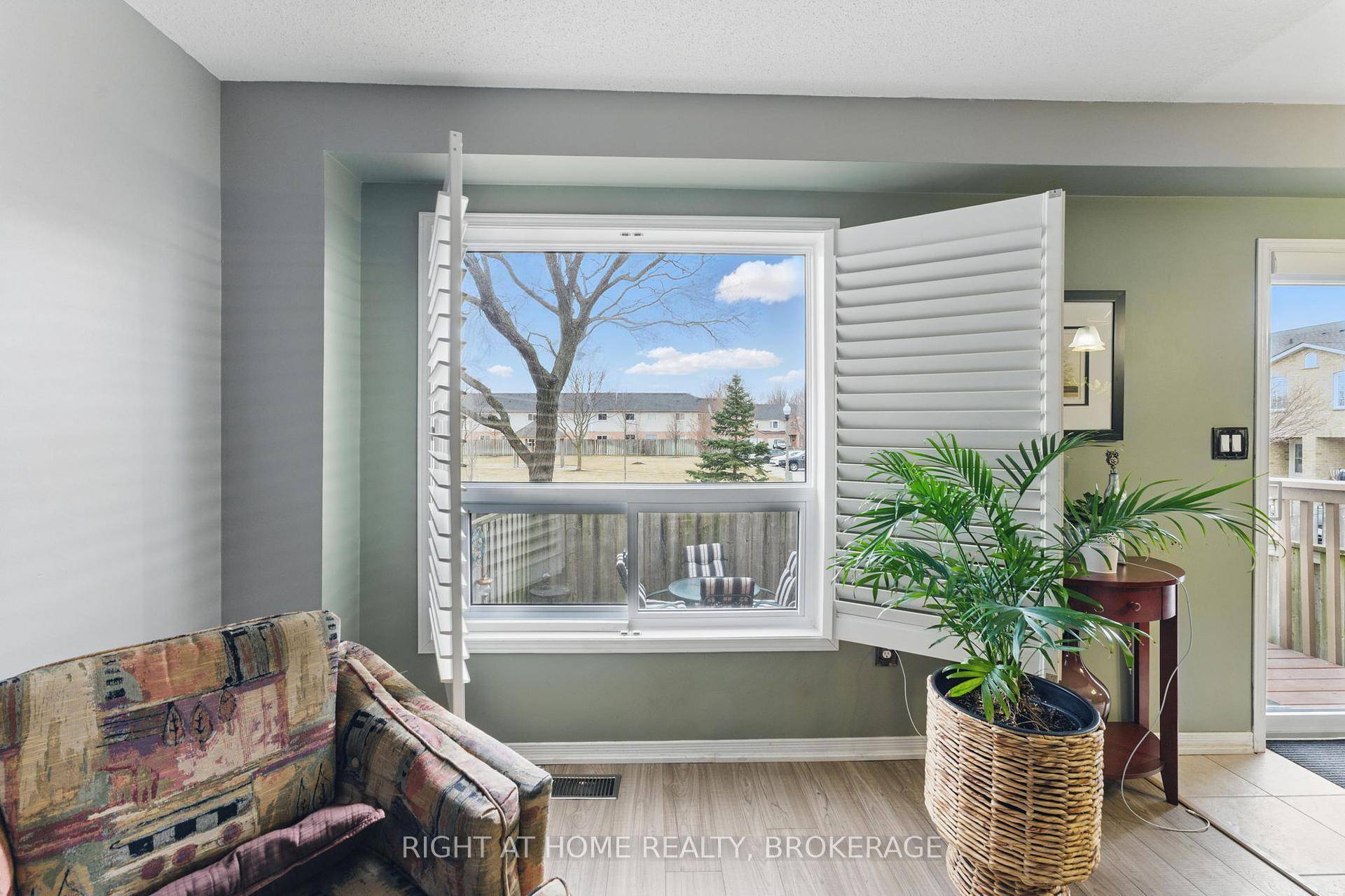 FULLY FINISHED, SPACIOUS TOWNHOME.