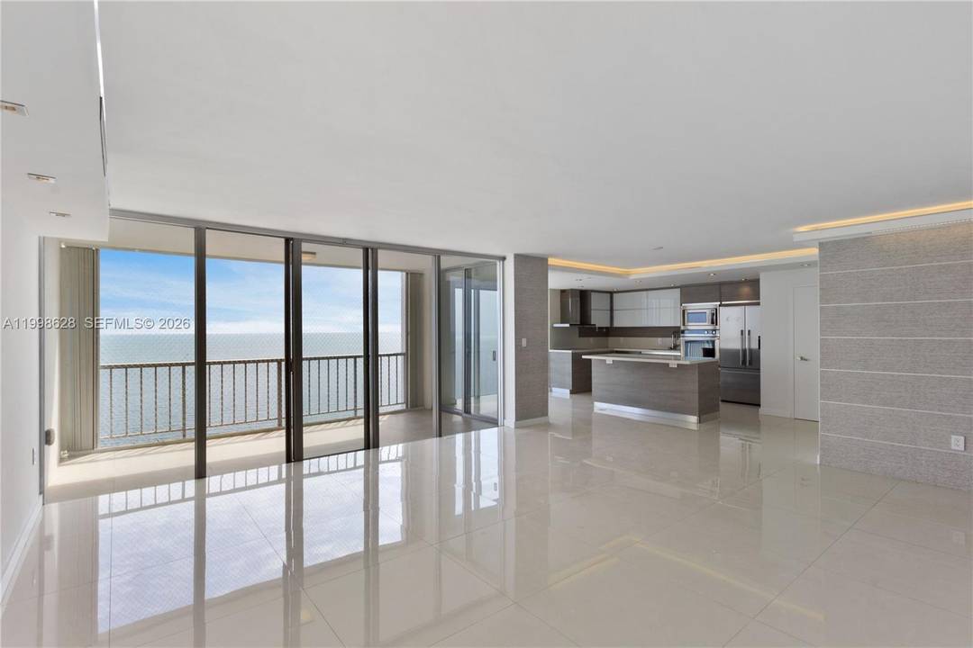 INCREDIBLE UNIT ! KEY BISCAYNE'S EXCLUSIVE CASA DEL MAR CONDO.