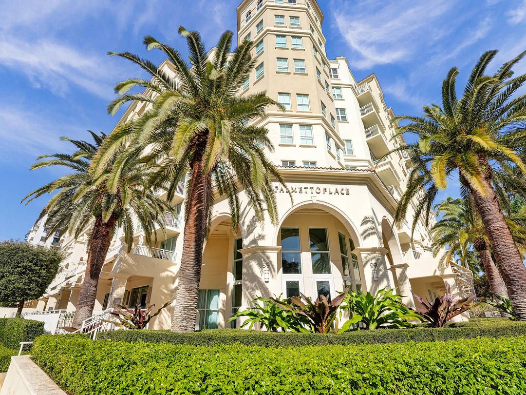 Year round furnished rental or a seasonal retreat located in the heart of downtown Boca Raton.