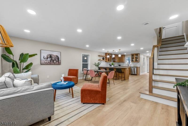 Move right into this fully renovated 2 bedroom, 1.