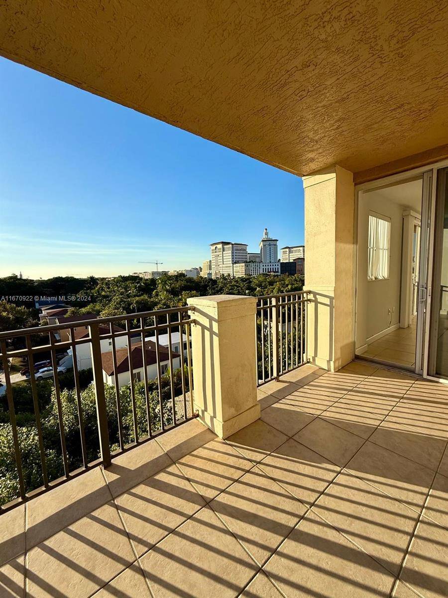 Corner unit NEVIS with 2 master bedrooms, stainless steel appliances, kitchen with granite countertops, wood cabinets, balcony, 2 assigned parking spaces, located in a privileged area next to Coral Gables ...