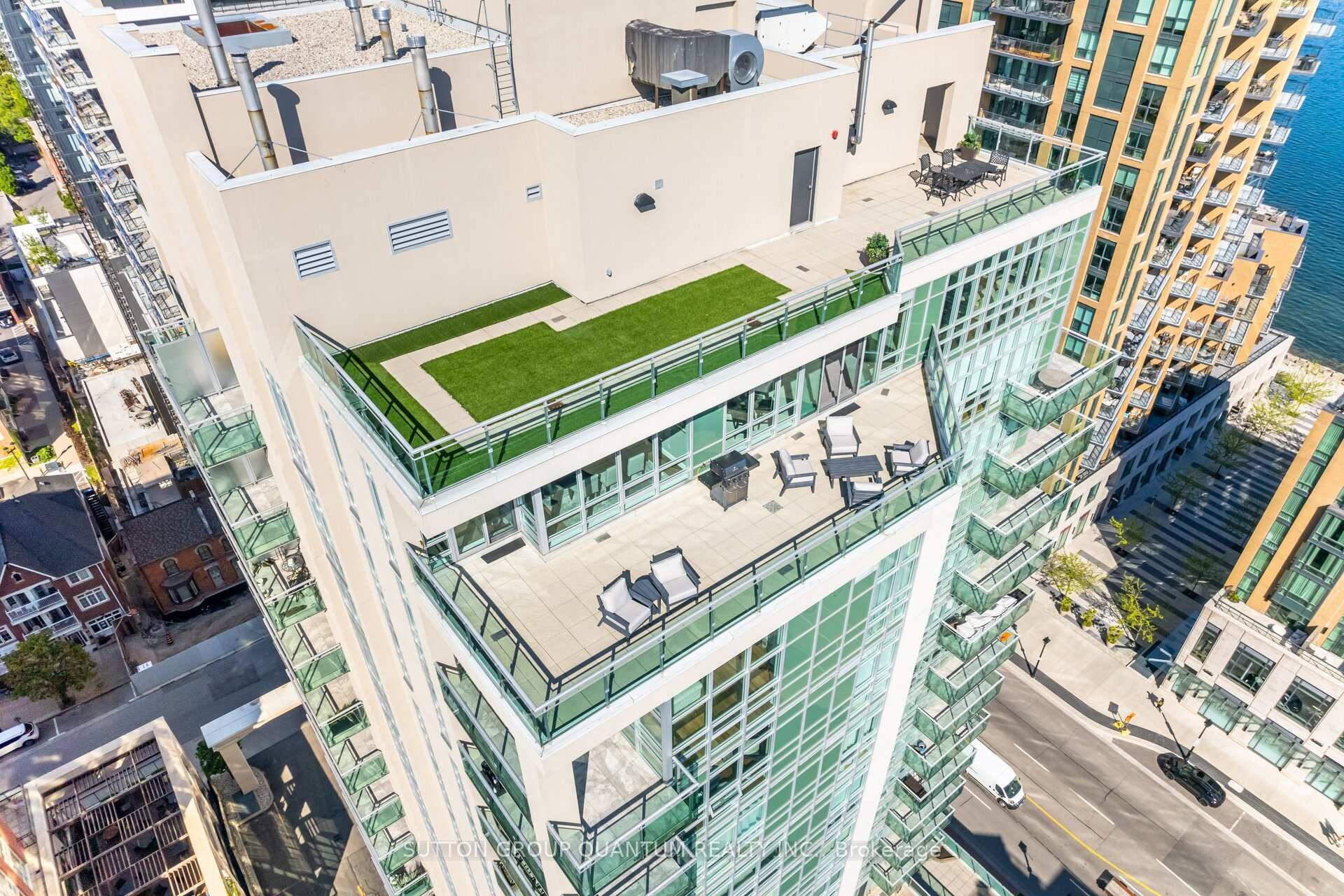 Welcome to 360 on Pearl a Spectacular condominium Residence, where Luxury meets Waterfront tranquility in Downtown Burlington.