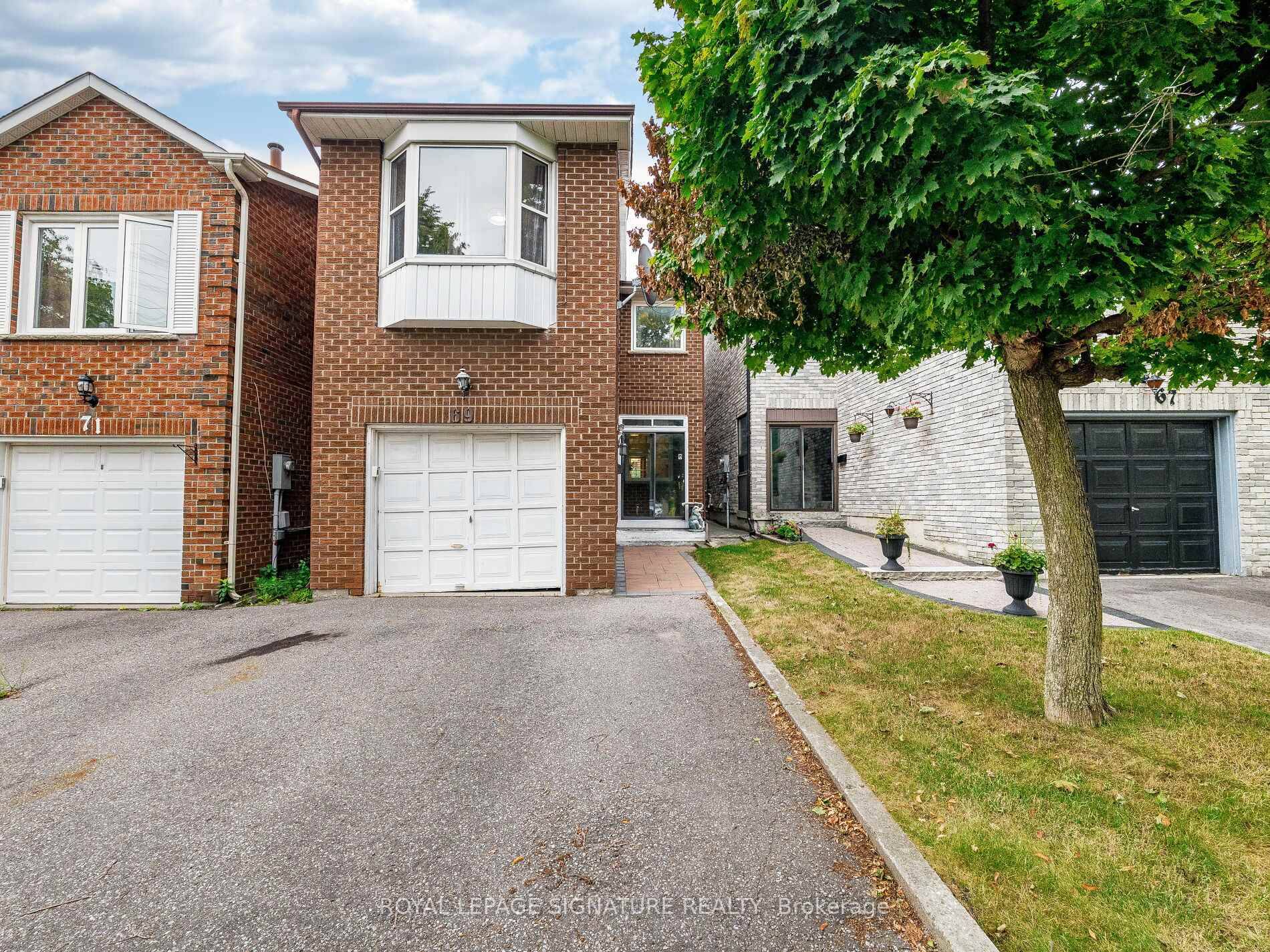 Opportunity Knocks ! Own This Bright amp ; Spacious 4 1 Bedroom Detached Home.