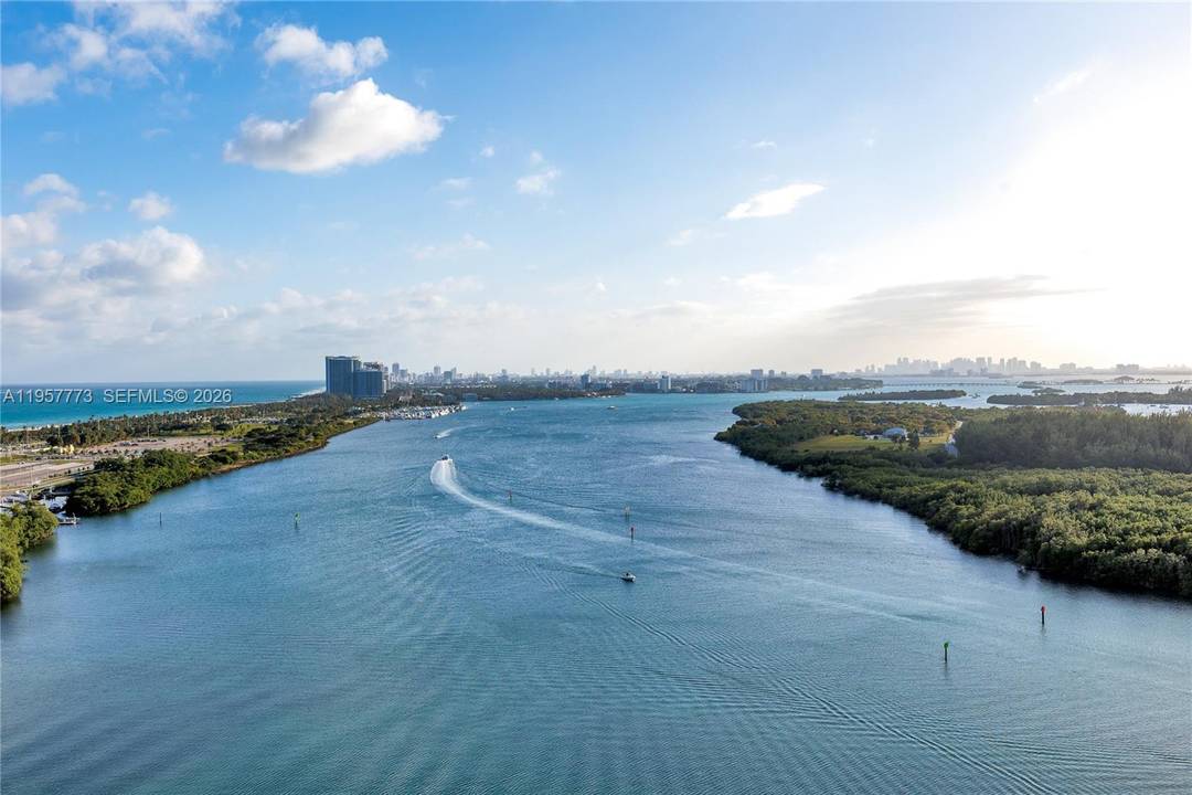 The most desirable residence in Arlen House, this exceptional corner home offers sweeping, unobstructed panoramic views and effortless showings.