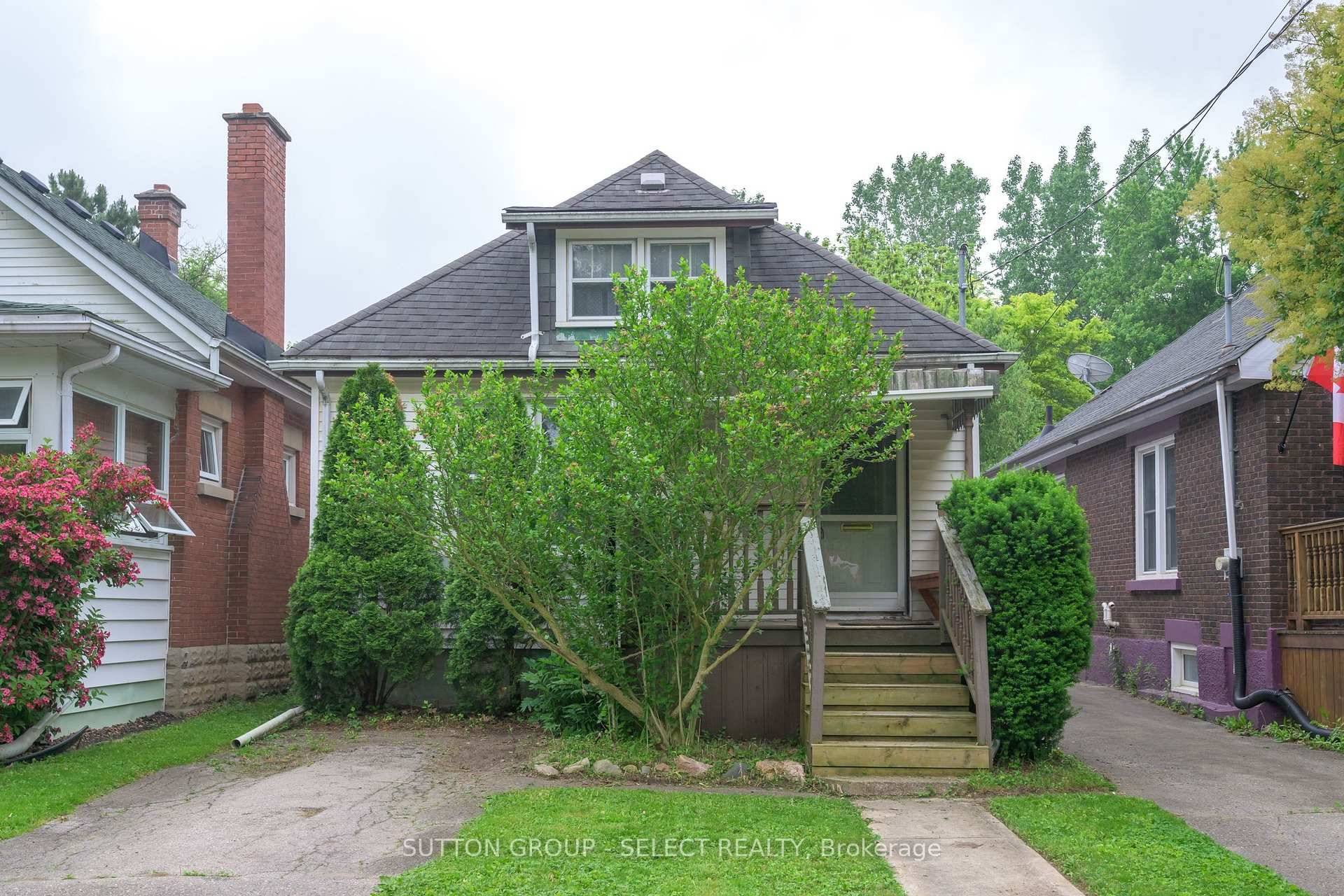 Great little bungalow, Investment opportunity, Condo alternative with R2 2 Zoning !