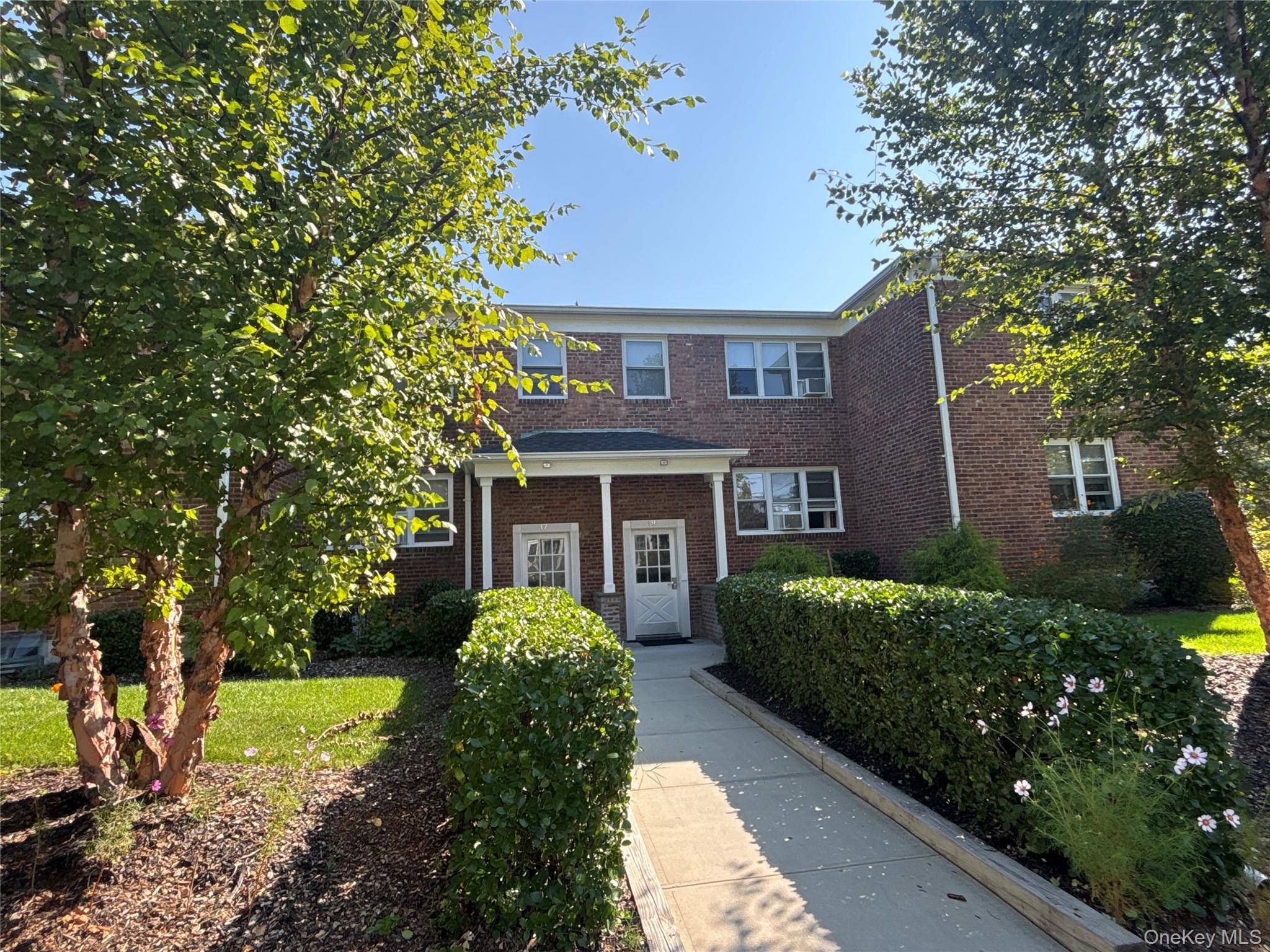 Great Neck. Spacious and updated top floor 2br, 1 bath apartment in the exclusive village of Thomaston.