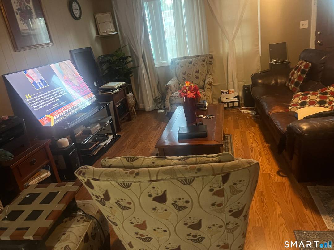 Centrally located in the heart of spring dale a remodeled single family that offers a comfortable living of a large 3 bedrooms and 1 and half bath, a large living, ...