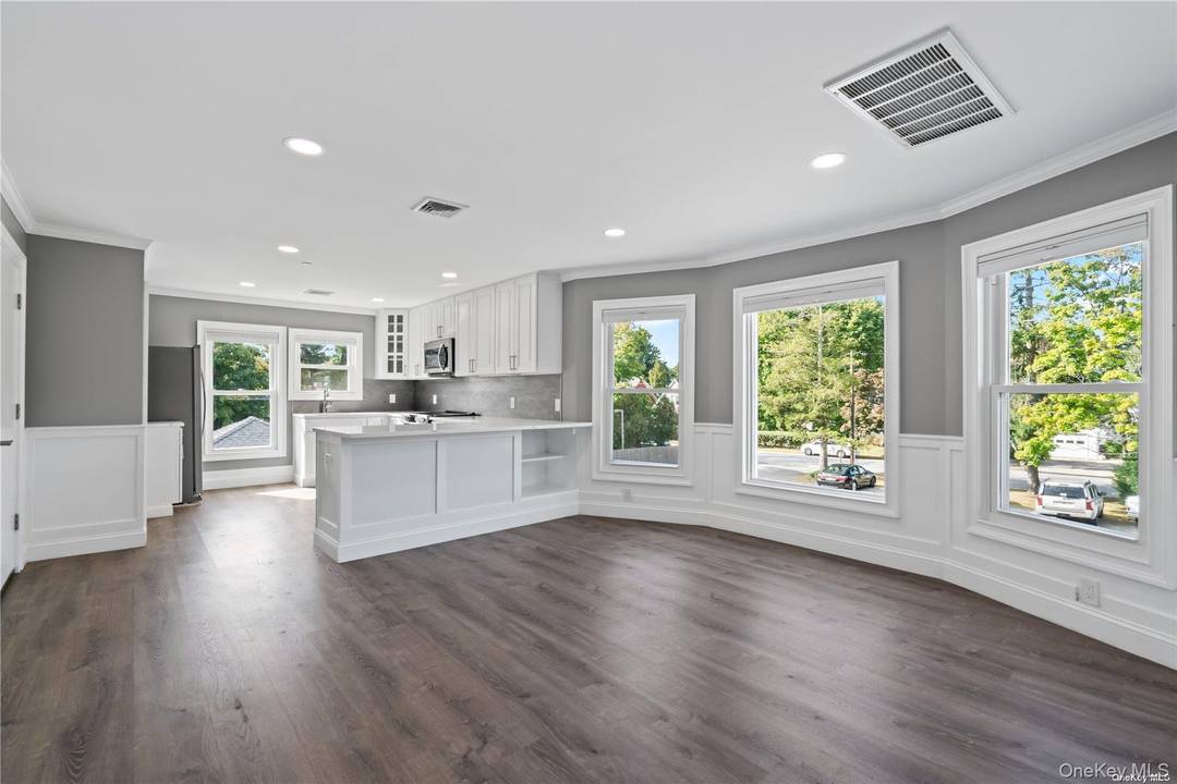 Welcome to this beautiful 2 bedroom apartment in the heart of East Northport.