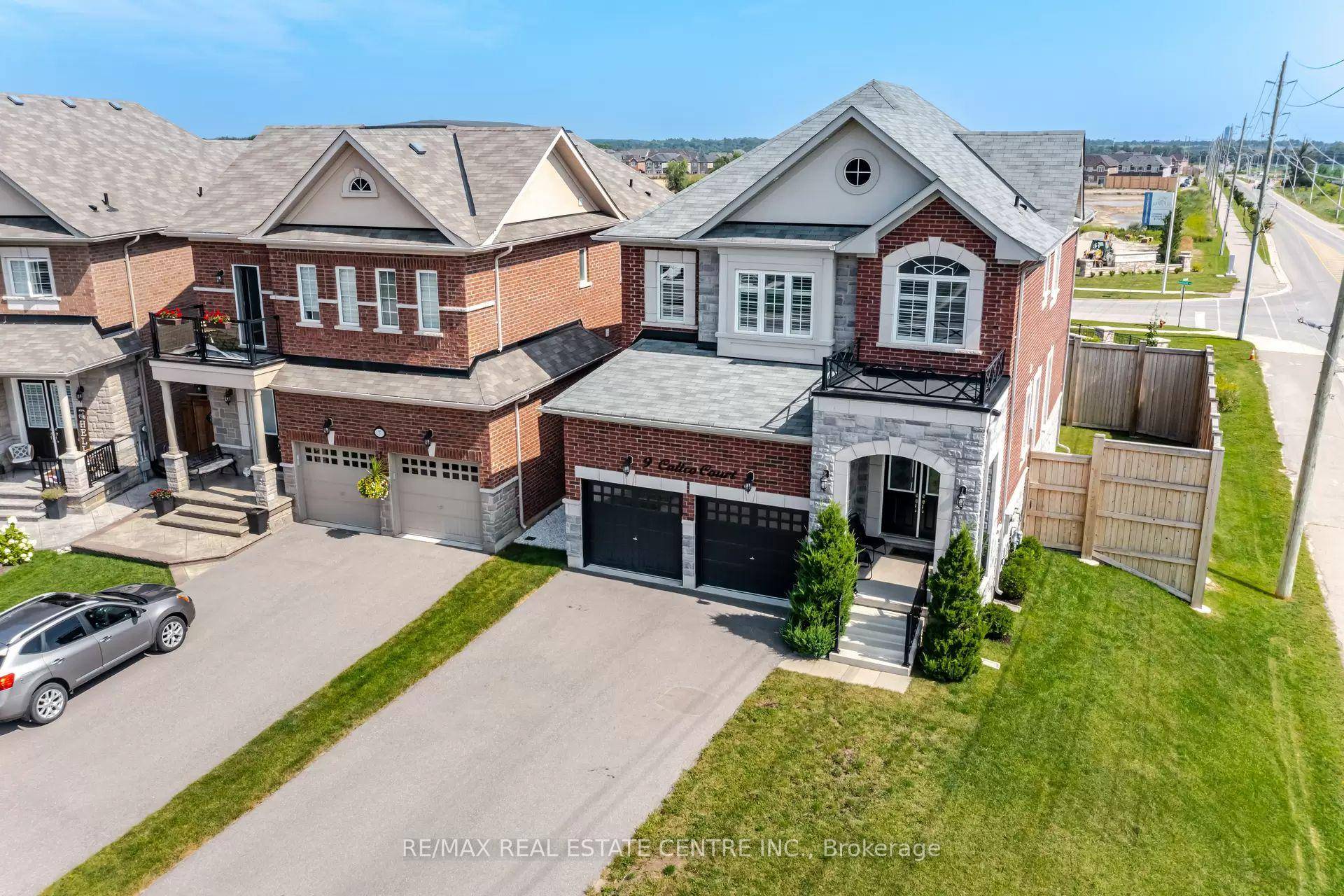 Step into this fabulous 2 storey home in the desirable neighborhood of Halton Hills !