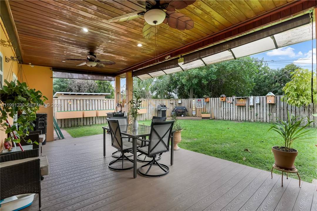 Welcome home to your Hollywood retreat !