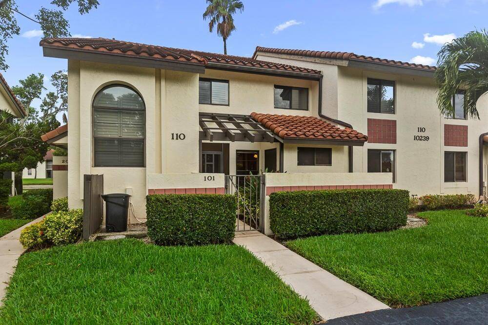 Welcome Home ! Palm Chase Lakes resort style living at its finest.