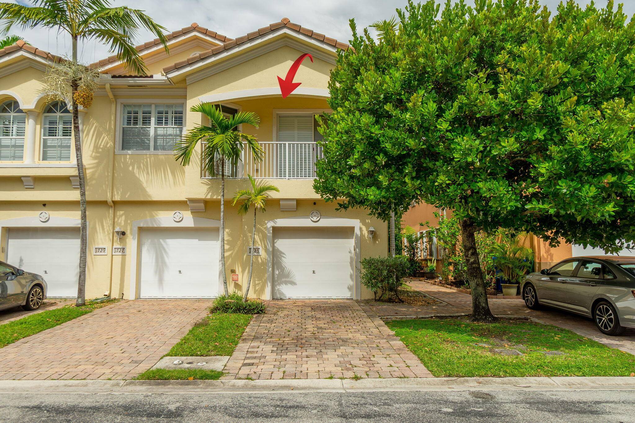 FULLY FURNISHED, 2 2 townhome located in the exclusive community of Villa Rosa !
