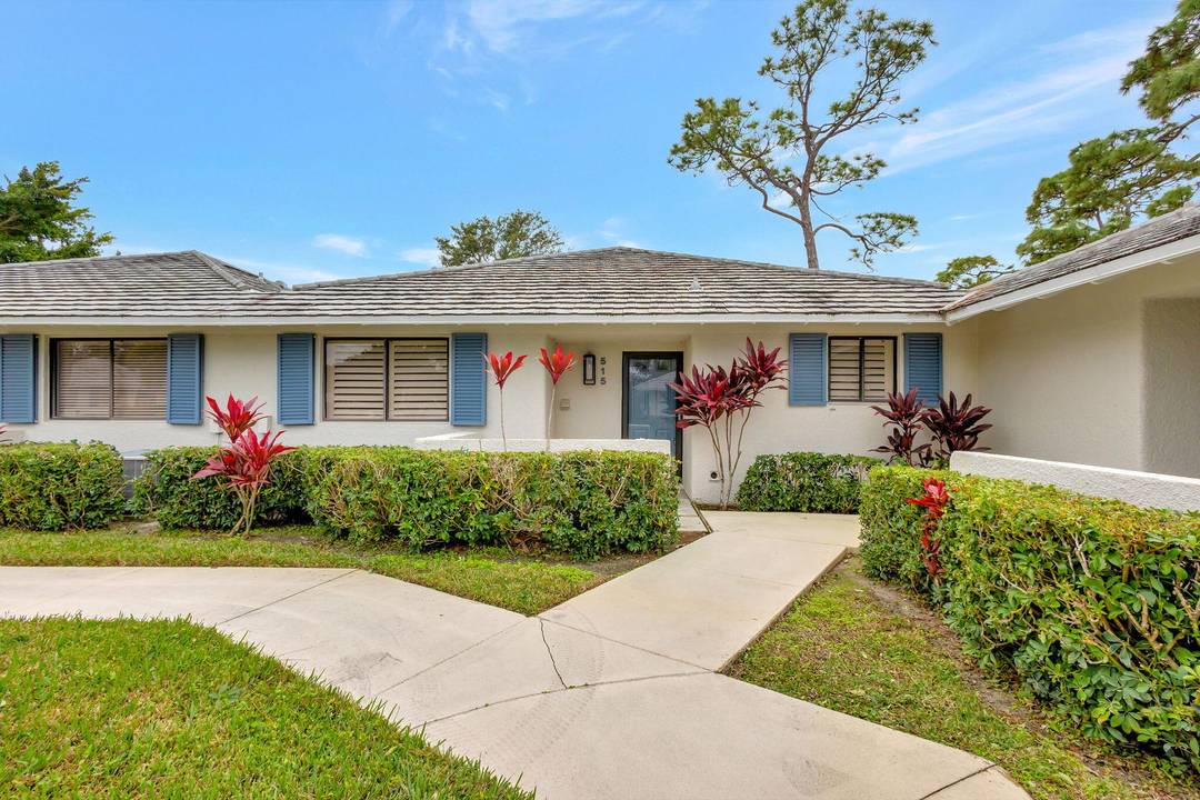 Seasonal rental in PGA National Beautifully maintained 2BR 2BA corner Cottage in the sought after Club Cottage community.