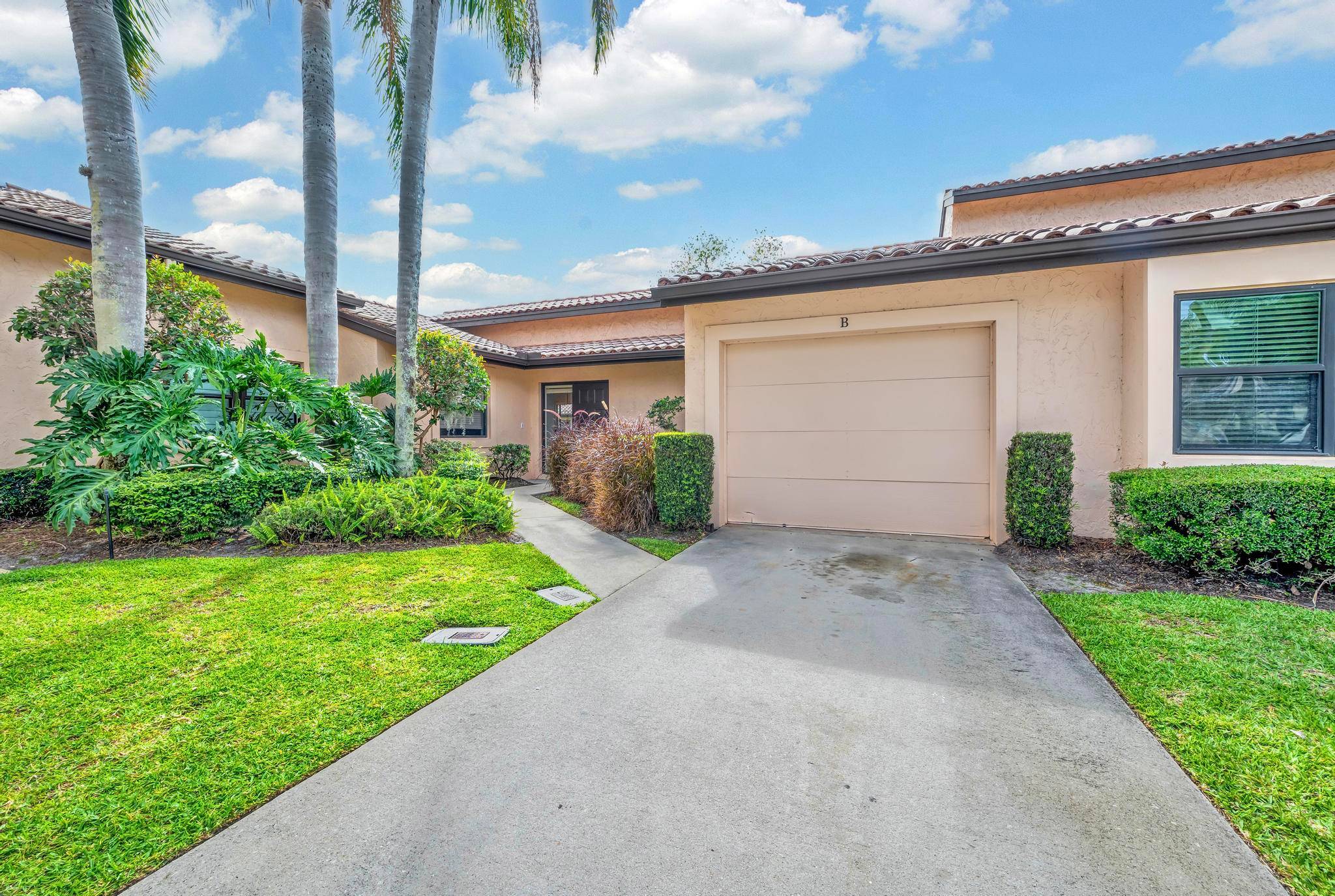 Don't miss this beautifully renovated, single story corner townhouse located in the desirable Quail Meadow community.