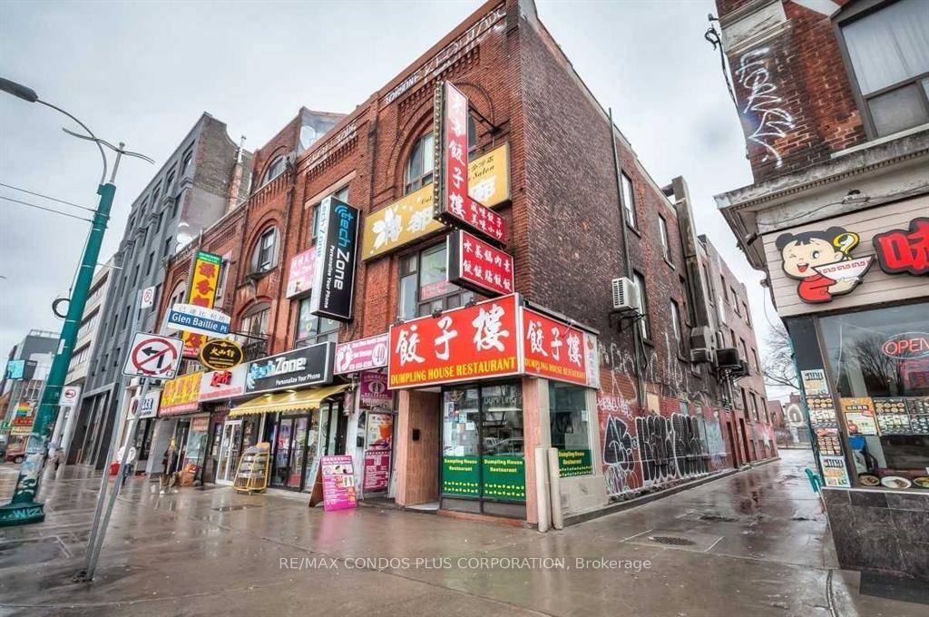 Experience Vibrant Downtown Living With This Bright Room For Rent In The Heart Of Chinatown, Just Steps From The Eclectic Energy Of Kensington Market.