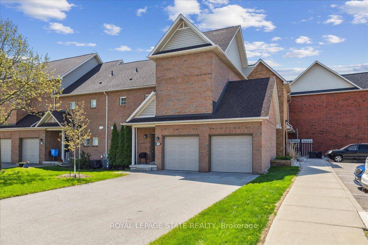 Welcome to 16 100 Beddoe Drive, a beautifully maintained executive townhome nestled in the highly sought after Chedoke Park neighbourhood.