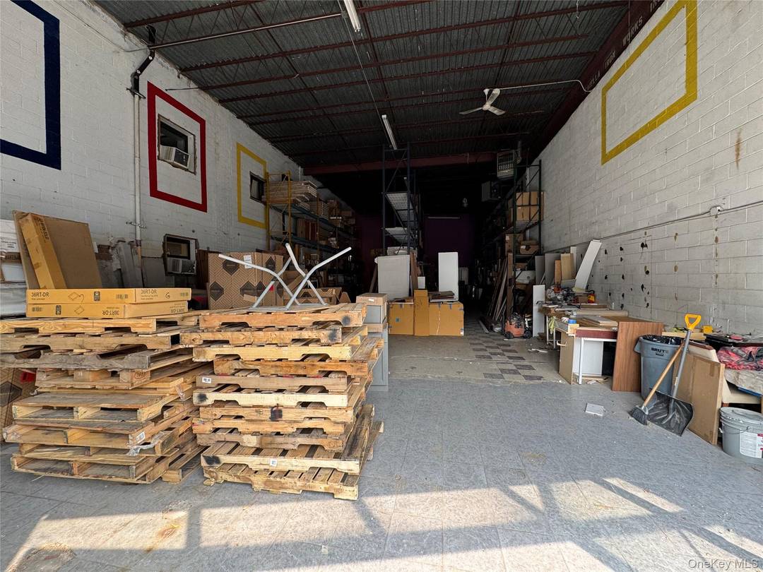 Discover this exceptional 3, 000 square foot warehouse available for rent in the vibrant Bronx area.